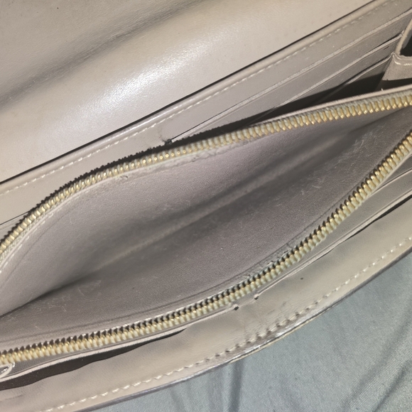 Authentic Louis Vuitton Light Yellow Vernis Monogram Long Snap Sarah Wallet - Picture 9 of 10